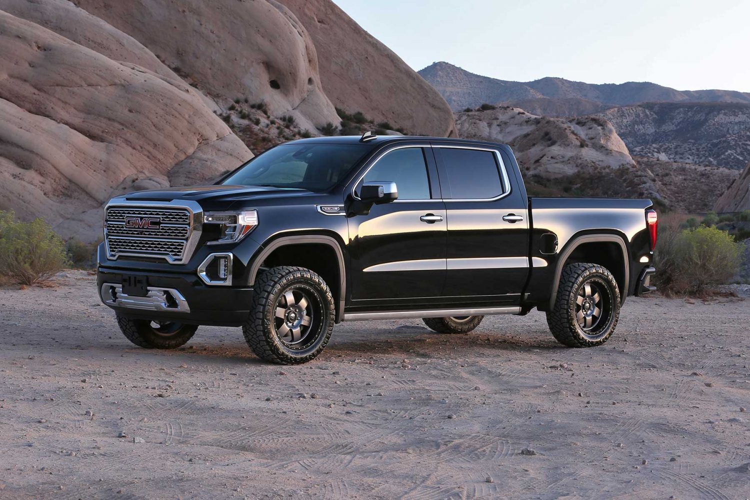 Fabtech K1212M 3″ Ball Joint UCA Lift Kit w/ Rear Stealth Shocks | 2019-2025 Chevrolet Silverado 1500/GMC Sierra 1500 2WD/4WD